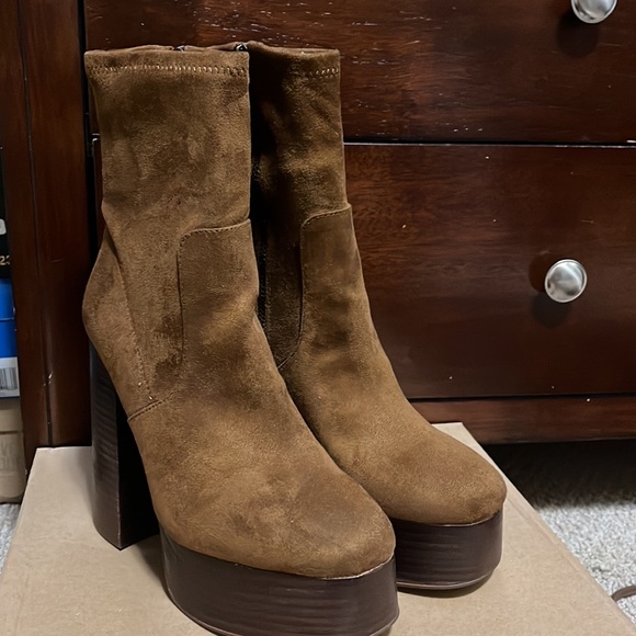 Cute chestnut heels - Picture 3 of 6